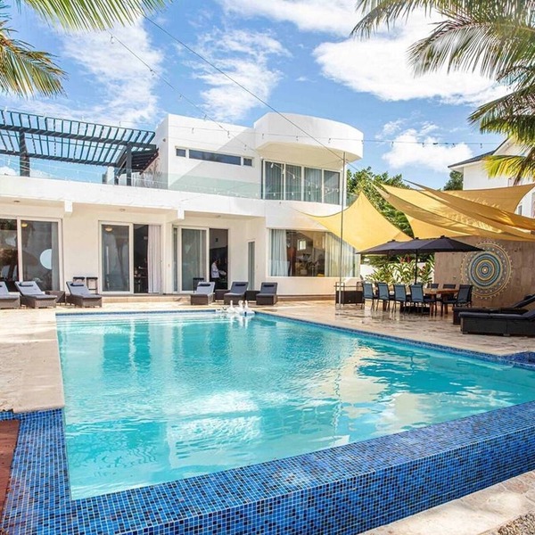 Beachfront 7BD villa with Spectacular Sea Views