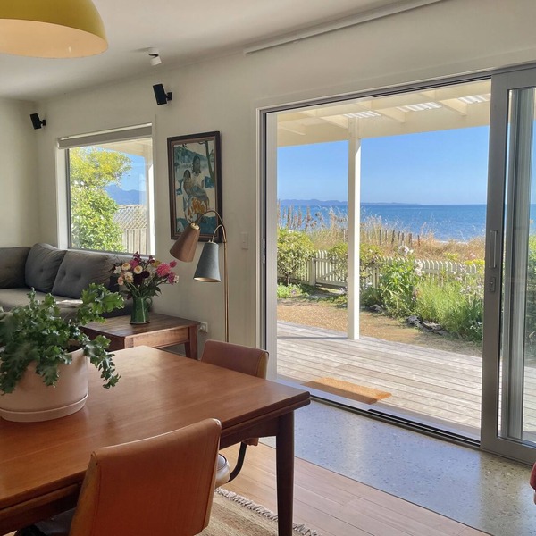 Beachfront Bach, moments to ocean, breathtaking views, family friendly, Wi-Fi