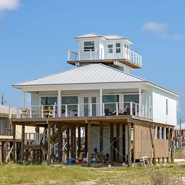 Beachfront bay and gulf , lookout and pier , crab traps , fishin poles !
