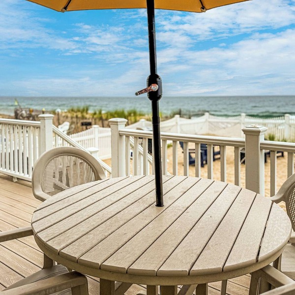 Beachfront Bungalow: beachyard, close to boardwalk