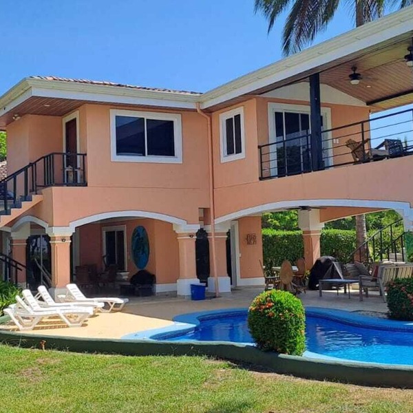 Beachfront Casa Barracuda 3BR Luxury, pool w 1/3 acre, Playa Hermosa de Jaco!