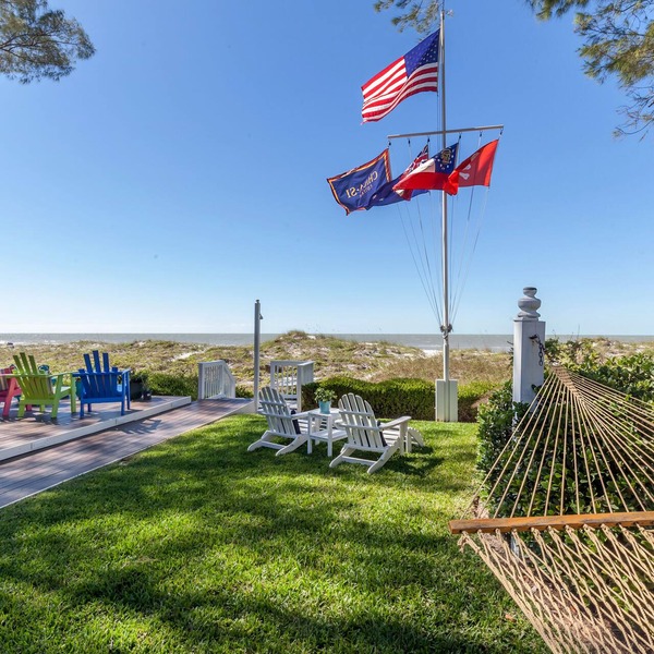 Beachfront, Chic a si Cottage, original vintage Florida charm right on the Gulf