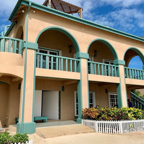 Beachfront. Close to Secret Beach. Kayaks. Bikes. Pool. Paddleboards. 5BDR