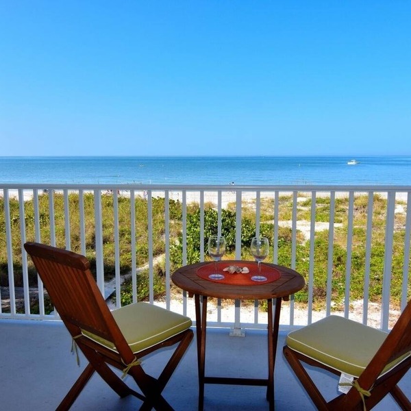 Beachfront Condo With Panoramic Views of the Gulf Plus, Beach Gear, Grill & Wifi