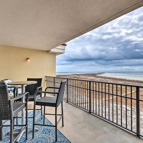 Beachfront Dauphin Island Condo: Pool Access!