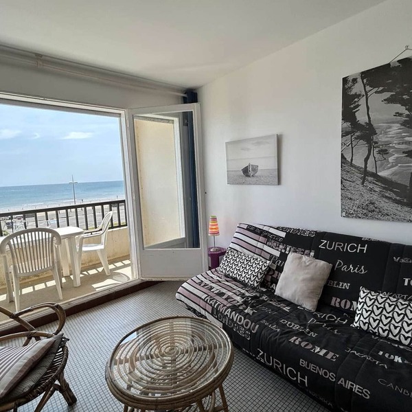 Beachfront 2-Bed Apt with Ocean View, Close to Amenities, Sleeps 6