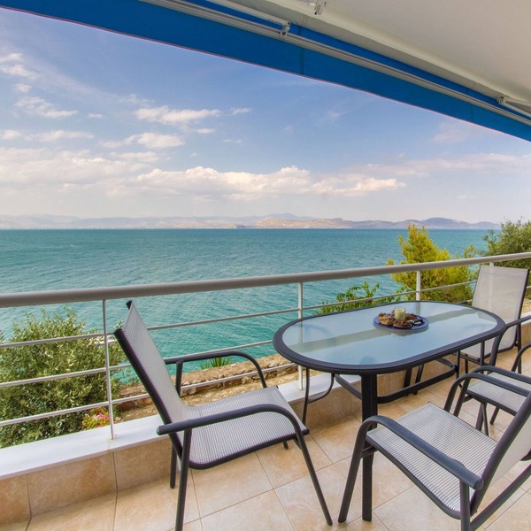 Beachfront Holiday Apartment with amazing Sea View
