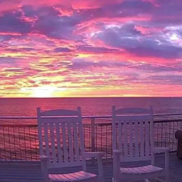 ☆ Beachfront Home w/Stunning Views, Hot Tub, Luxury Kitchen & Private Beach!