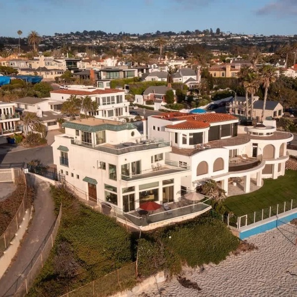Beachfront Home with 3 Large Decks, Walk to shops