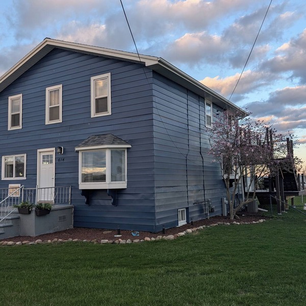 Beachfront home with beautiful view! Spacious 4-bedroom in charming Kewaunee.