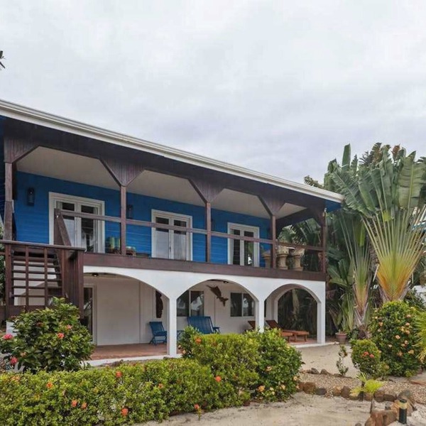 Beachfront home with dock, deck, hammocks, strong WiFi, AC & sea view