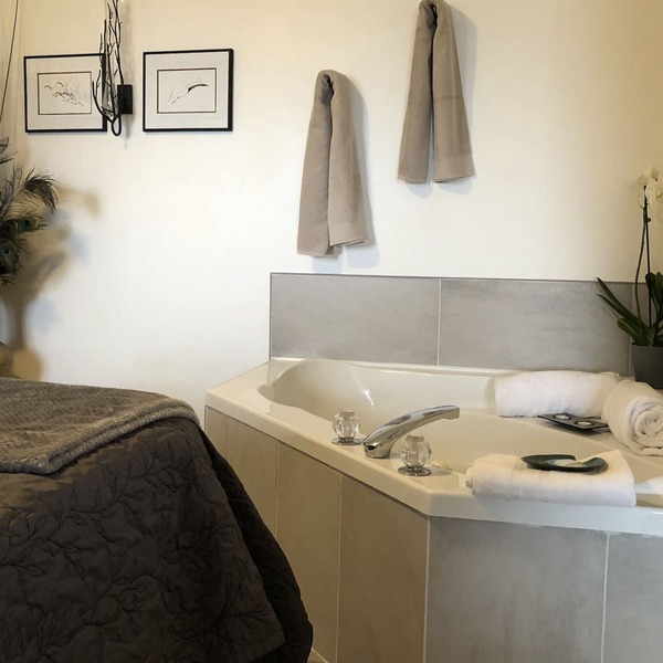 Beachfront Honeymoon suite jacuzzi, fireplace, Bbq, Hot tub,oyster/clams,kayaks