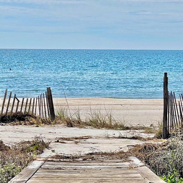 Beachfront, Hot Tub, Pet Friendly 5 BR, Community Pool