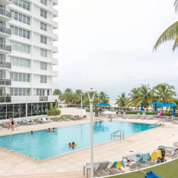 Beachfront in Lincoln Road. Prestigious Condominium. South Beach. Miami Beach.
