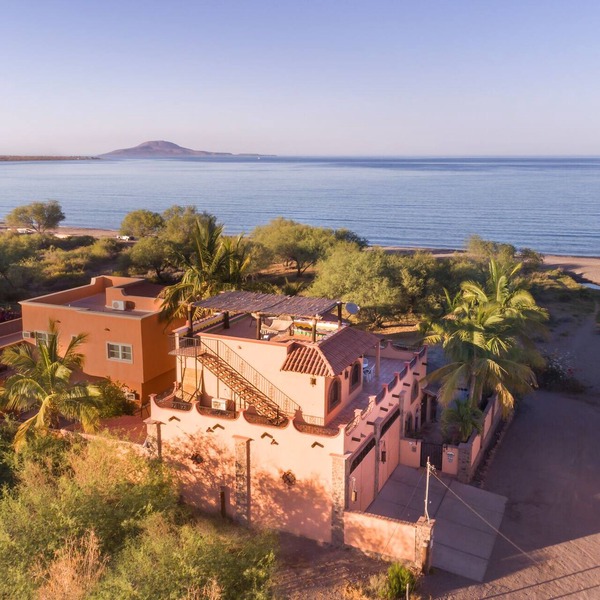 Beachfront in Town with amazing views, enjoy Loreto without a car.