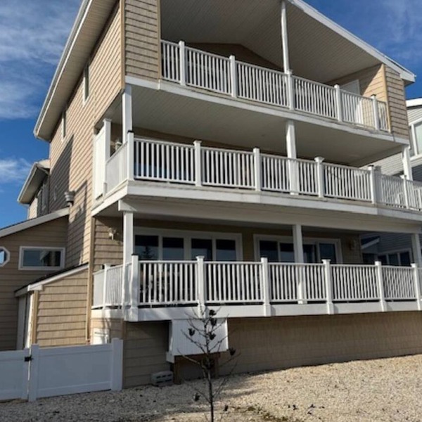 BEACHFRONT LARGE SOUTHEND 3 BEDROOM 2 BATH CONDO