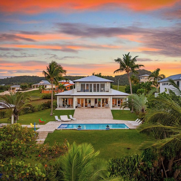 Beachfront Luxury Villa: 3BR, 3.5BA,Gazebo,Pool, Secluded Beach, Gated Community