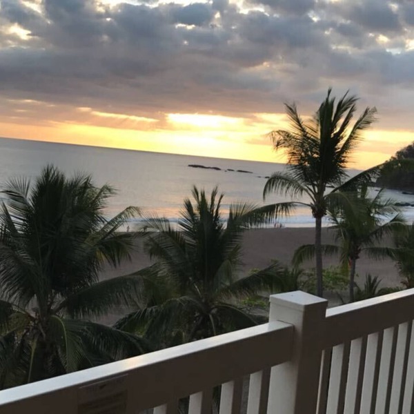 Beachfront Oasis~ Huge Terrace ~ Amazing Sunsets~ Resort Pool~ Grill~ Beach gear