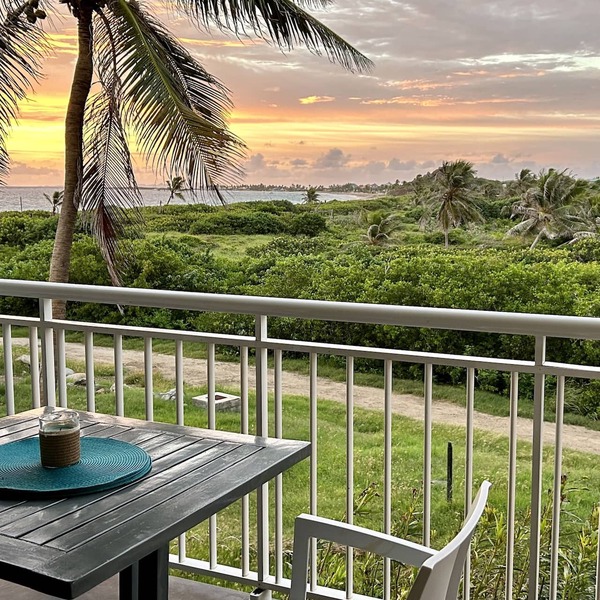 Beachfront Orient Bay 1‑BR Condo Mont Vernon Balcony Pool Fast Wi‑Fi