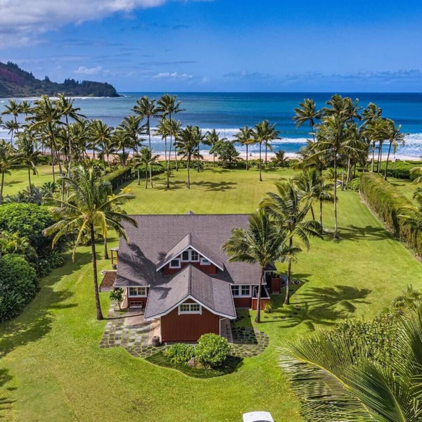 Beachfront Paradise: Spectacular Hanalei Bay Retreat with Stunning Views