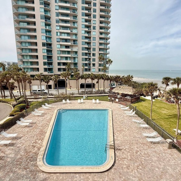 BEACHFRONT PARADISE-WALK TO SAND KEY BEACH/HEATED POOL/BBQ/CLUBHOUSE/PARK/SHOPS!