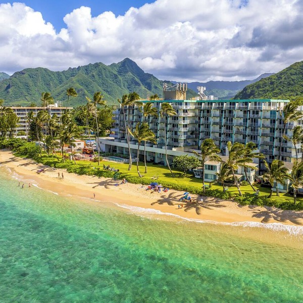 Beachfront Penthouse w/3 Lanais on O’ahu!