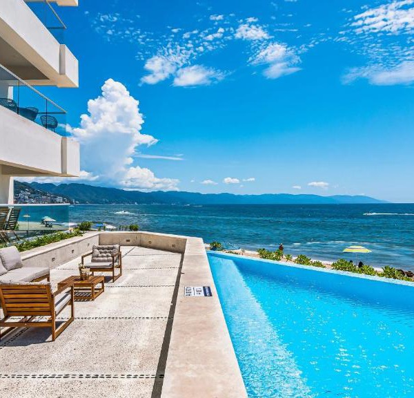 Beachfront, Private Pool, Theatre Room, Views!