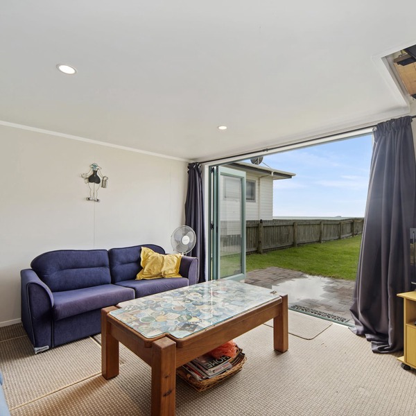 Beachfront Pukehina Apartment