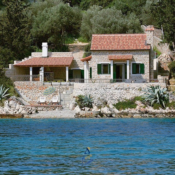 Beachfront Retreat Near Stari Grad
