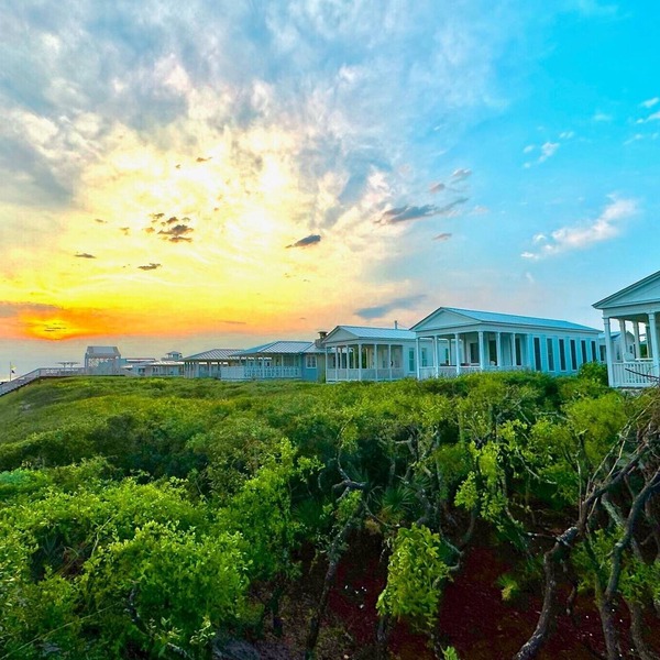 Beachfront Spectacular picture perfect renovation in Seaside