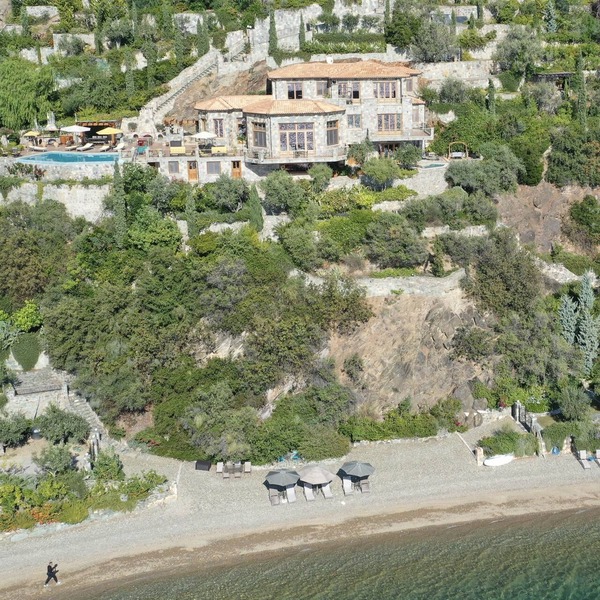 Beachfront, Stone-Built, Beautifully-Appointed, Spacious 5-bedroom Villa.