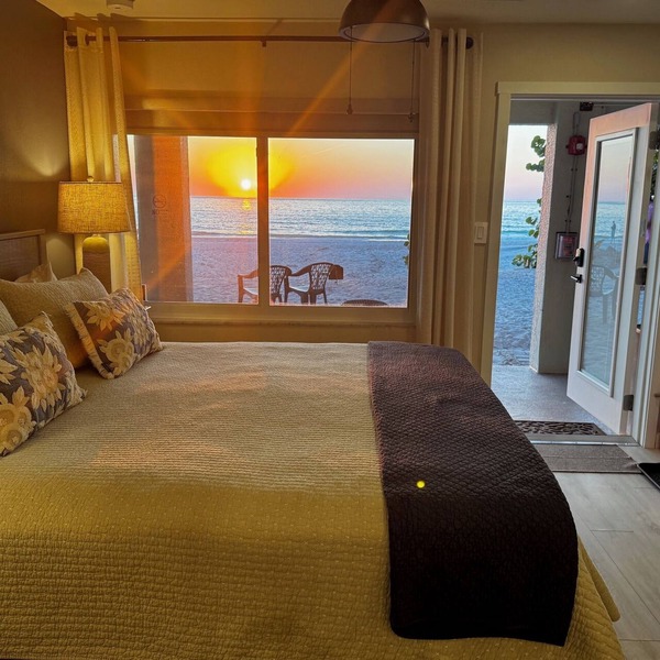 Beachfront Studio right on the Sand! Ground Floor Newly Remodeled, Gulf View - M