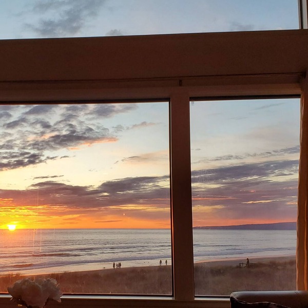 Beachfront Top Floor Condo - One Minute Walk to the Beach - Spectacular View!