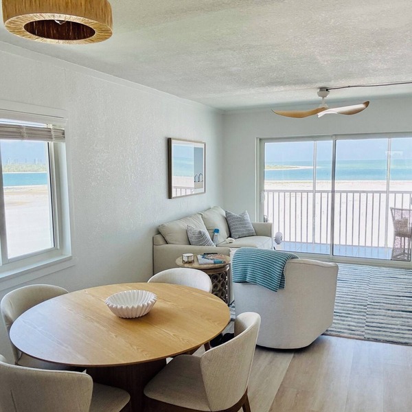 Beachfront Top Corner Condo, Sunrise & Sunset Views, Renovated, Sleeps 6