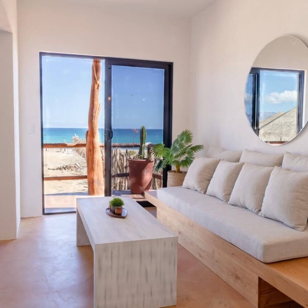 Beachfront Upstairs Cabin at Rasta Beach with Stunning Ocean Views, Palizada Del Mar