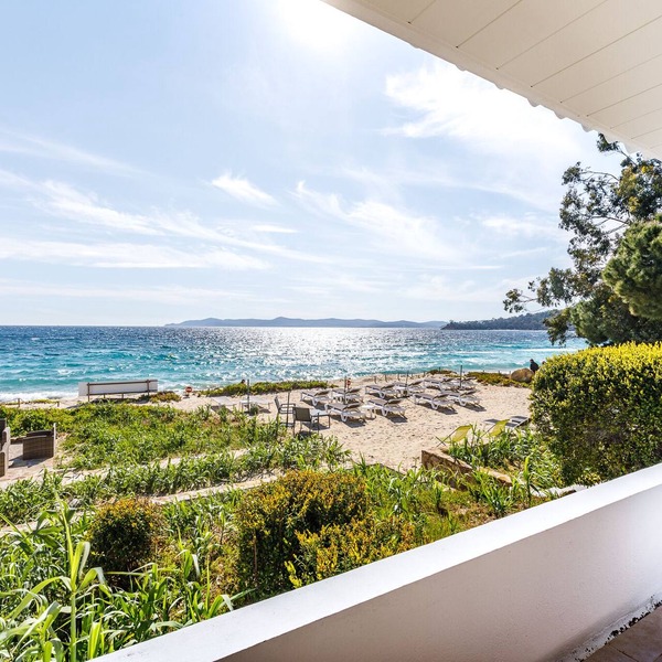 Beachfront villa East with private beach, exceptional 1st line