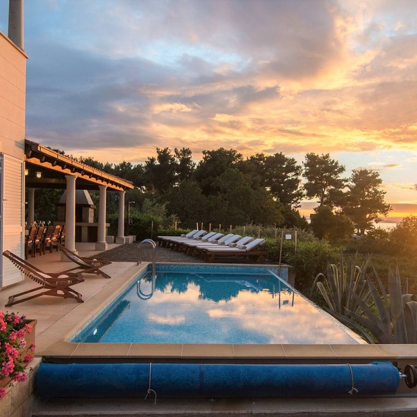 Beachfront Villa Gumonca wt heated pool, jacuzzi, seaview terraces & eco gardens