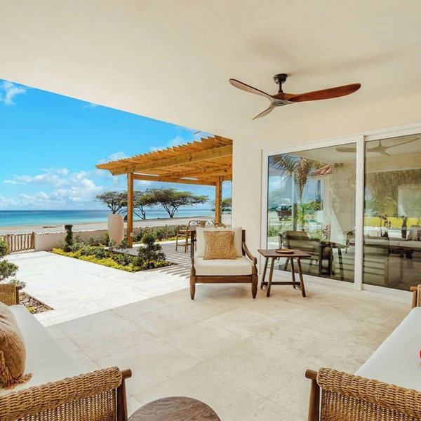Beachfront Villa @ Mangel Halto w/Pool & Jacuzzi