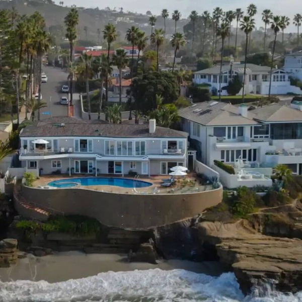 Beachfront Windansea Escape ideal for families