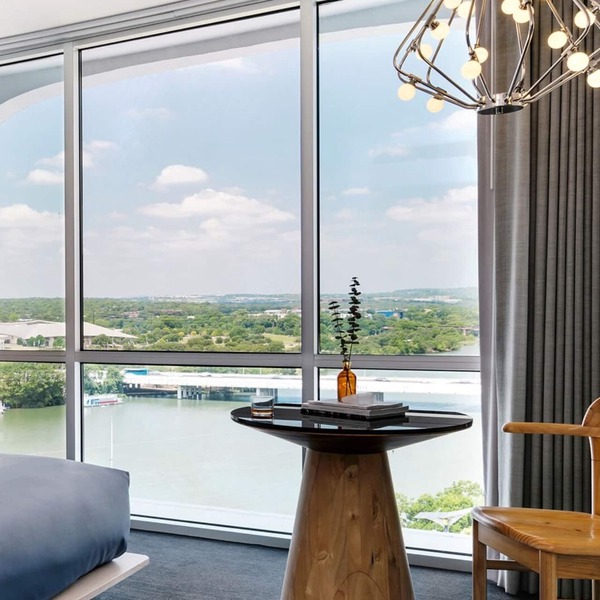 Beachside Comfort, Views of Austin, Pets Stay For Free, Onsite Swimming Pool!