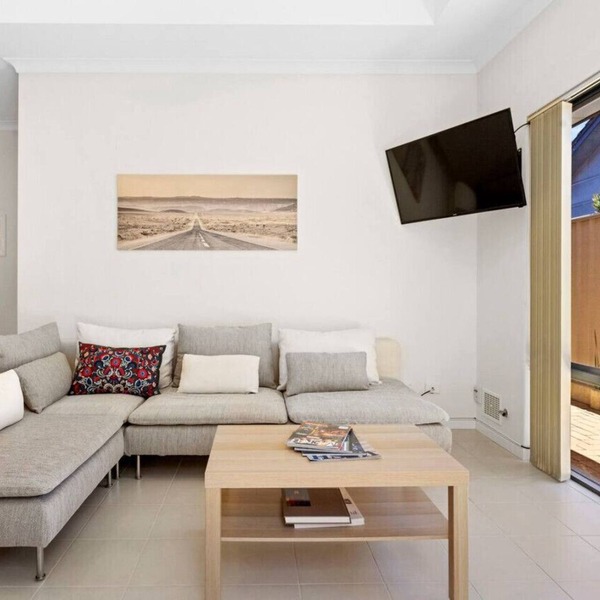 Beachside Gem in Doubleview! Free Wi-Fi! Parking!