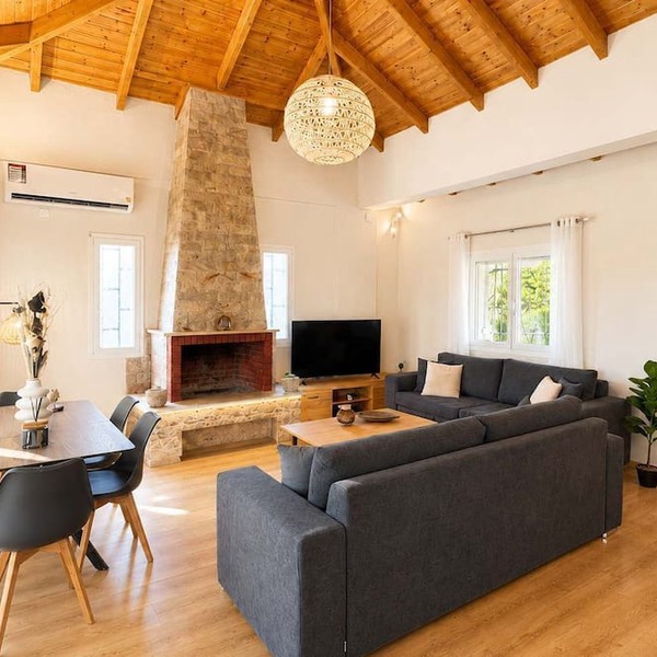 Beachside Hideaway - Steps from Lechaio Blue Shore
