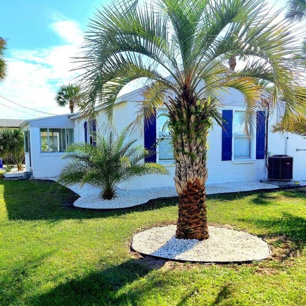 Beachside home, less than 500 steps to beach, oasis yard