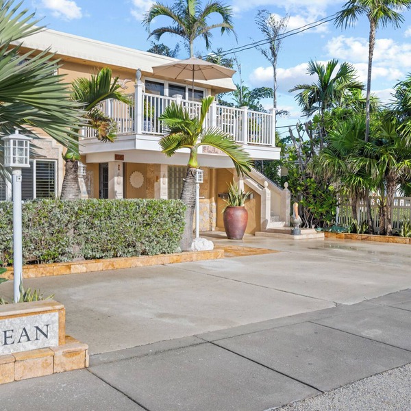 Beachside Villa - Ocean 100 Ft.