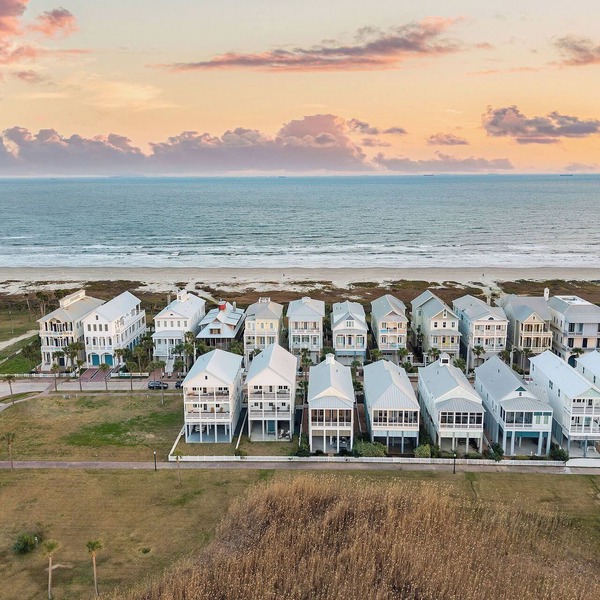 Beachtown - STEPS FROM BEACH - 1 Story + Elevator + Golf Cart + Pet Friendly!