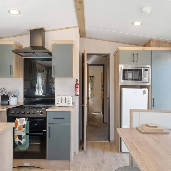 Beachy Lodge with Deck & Parking, nr Ilfracombe
