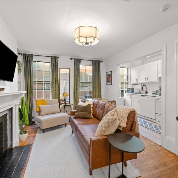 Beacon Hill Elegance: Modern Apt with Balcony, Fast WiFi, Steps to Cafes, MGH and Boston Commons!