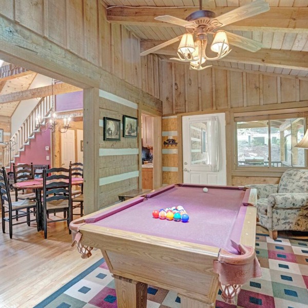 Bear Den-Mountain Log Cabin, Wood Fireplace, Pool Table, Gas Grill