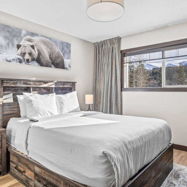 Bears Den 2BR Getaway with Hot Tub, BBQ and Near DT