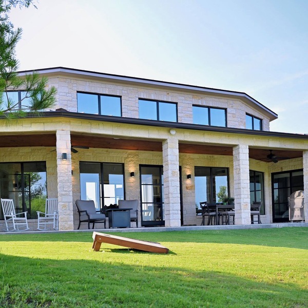 Beautiful 2-bed/2-bath villa overlooking Texas Winery, one hour from Houston